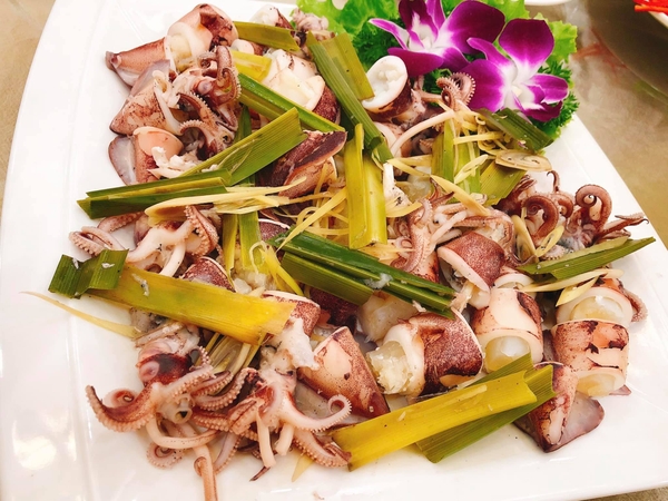 Mực xôi hấp lá thơm