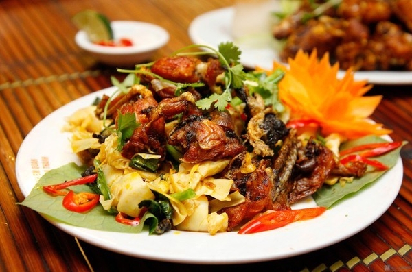 ếch xào măng