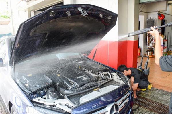 Những sai lầm nghiêm trọng khi rửa xe ô tô tại nhà Công ty TNHH Vạn Đạt