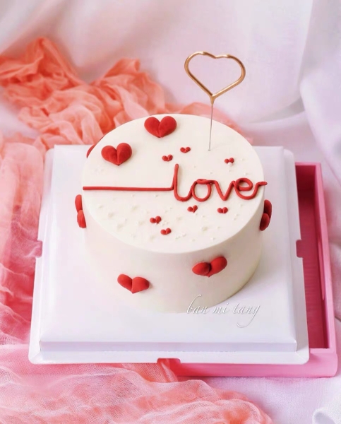 Set chữ LOVE và trái tim đỏ (nhựa dẻo).