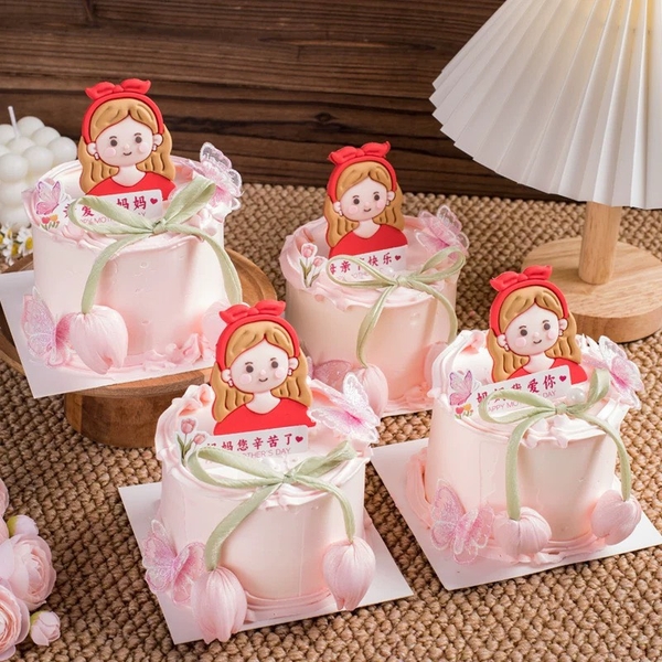 Tượng nhựa dẻo - Mẹ áo đỏ, tóc cài nơ dỏ.