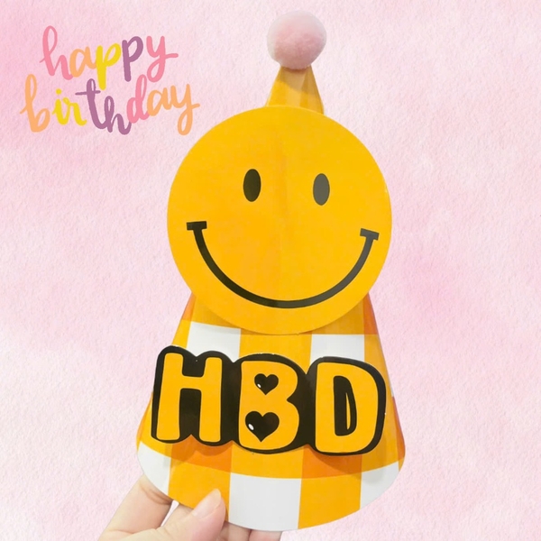 Set 10 mũ 3D cán bóng giấy đẹp kt dk 13cmx cao 20cm - nền caro vàng gắn mặt cười.m13