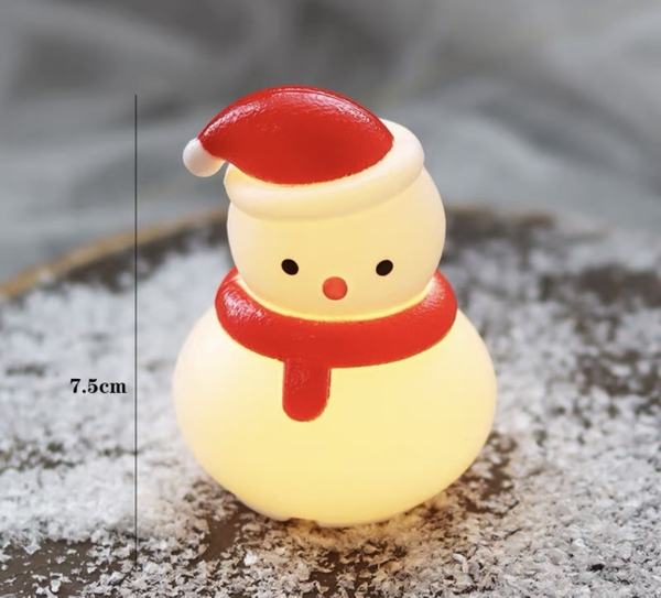 Tượng người tuyết có đèn sáng.