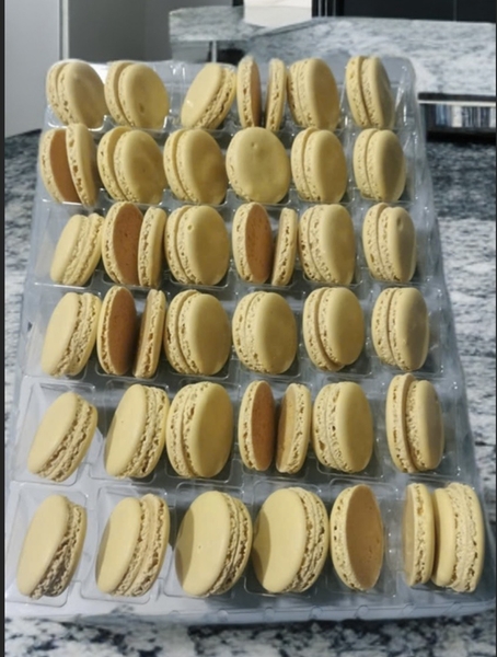 Bánh Maccaron (hộp 36 cặp) hàng Việt Nam -MÀU VÀNG ĐẬM.