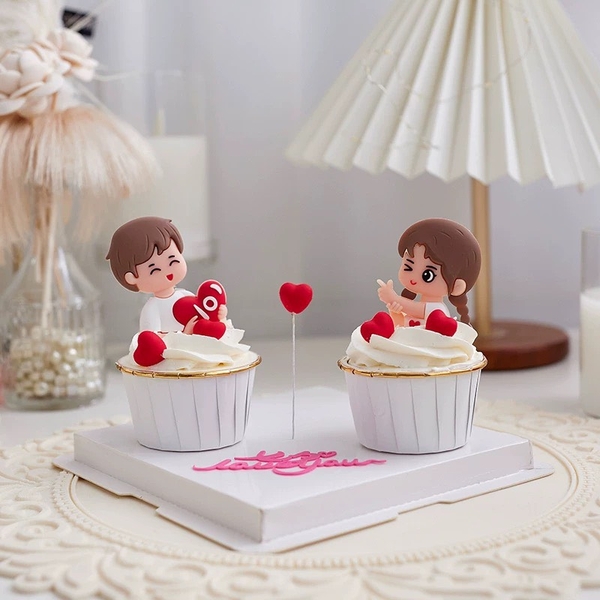 Tượng nhựa dẻo- đôi nam nữ và trái tim đỏ có chữ love.