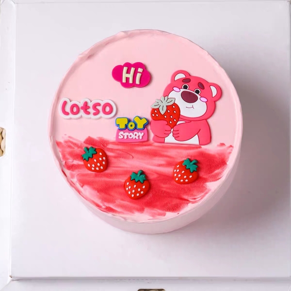 Tượng nhựa dẻo-gấu Lotso ôm quả dâu (5,3cm x 4,8cm).