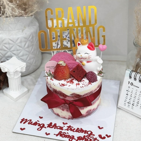 Set 4 mèo nhựa đội thỏi vàng.