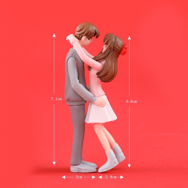 Tượng Đôi nam nữ đứng ôm nhau.