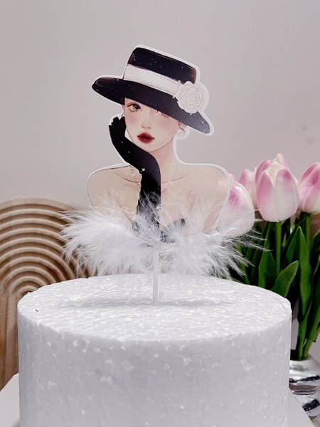 Thẻ cắm cô gái giấy mũ trắng đen -gắn lông trắng.