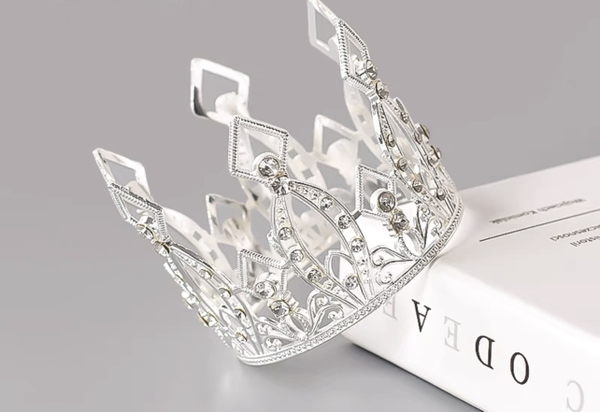 Vương miện nhọn mẫu mới (NHỰA)-BẠC  (đk 6cm x cao 7cm).
