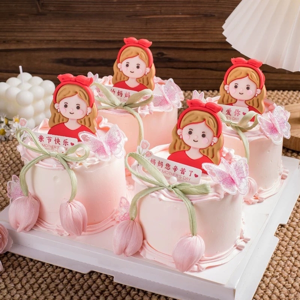 Tượng nhựa dẻo - Mẹ áo đỏ, tóc cài nơ dỏ.