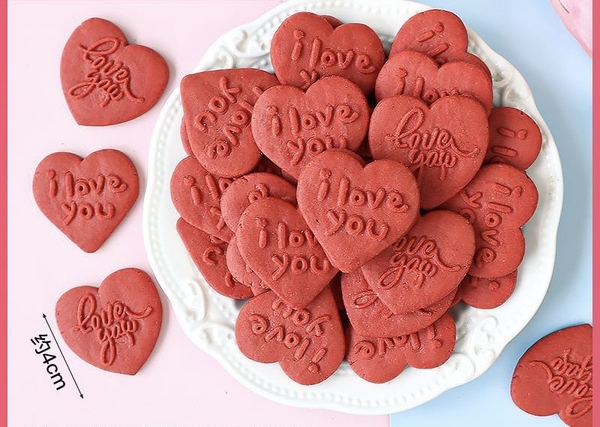 Bánh quy trái tim in chữ love you nổi - màu ĐỎ (gói 300gam).