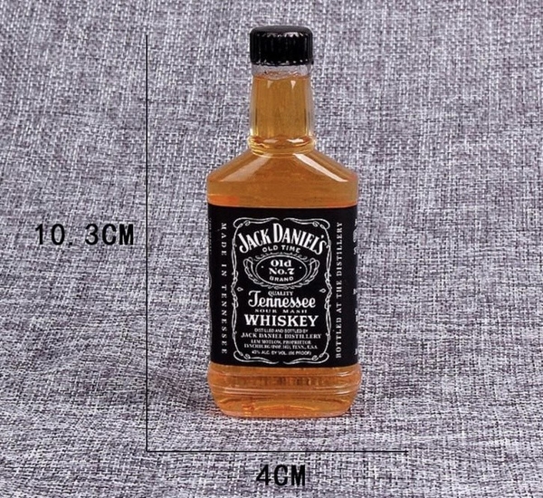 Chai rượu Jack size to (chai vàng, nhãn đen).