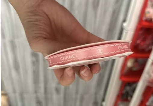 Ruybang chanel 1cmx 35m-HỒNG  ĐẤT CHỮ TRẮNG