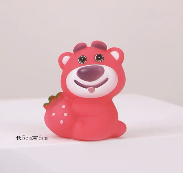 Tượng gấu dâu ôm quả dâu.