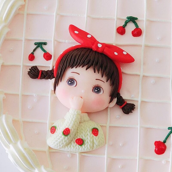 TUONG-Bé gái áo vàng chấm đỏ đội nơ đỏ (nhựa dẻo).T108