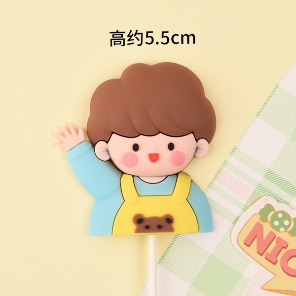 Tượng nhựa dẻo loại dày-bé trai áo  xanh vàng giơ tay.