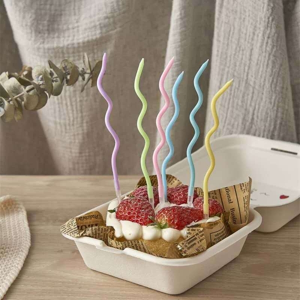 Vỉ 6 cây nến xoắn dài sắc màu.