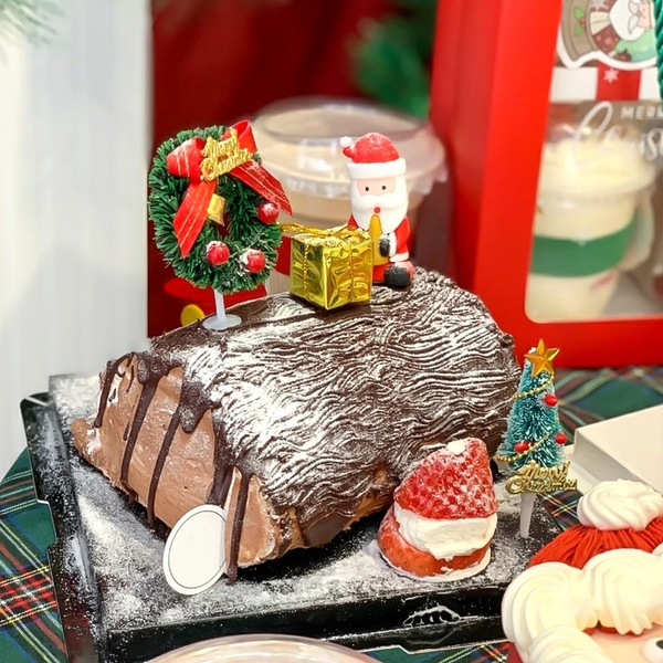 Set 10 cây thông nhựa gắn chữ Merry Christmas.