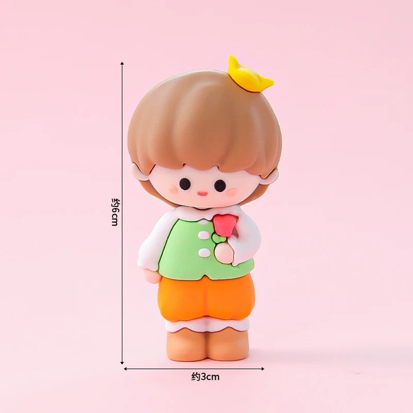 Tượng silicon-bé trai cầm hoa áo xanh lá.