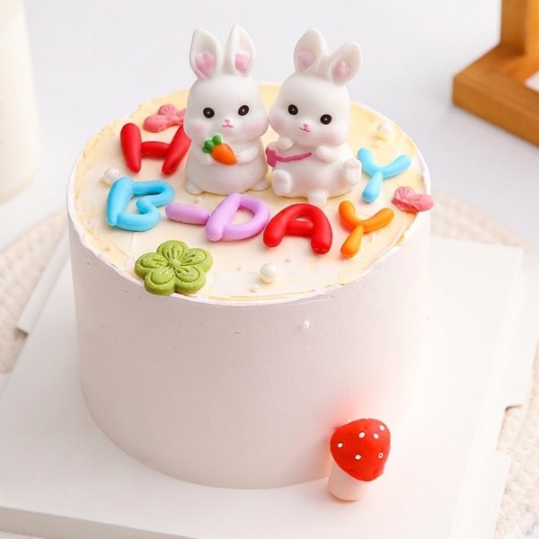 Đôi thỏ nhựa trắng (cầm carrot và đeo túi hồng).