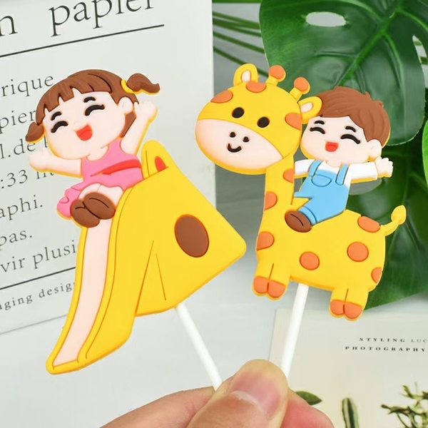 TUONG-Bé gái chơi cầu trượt (nhựa dẻo) (MUA 1 TẶNG 1).