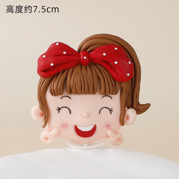 Tượng silicon-bé gái cài nơ đỏ giơ 2 tay lên má.treo