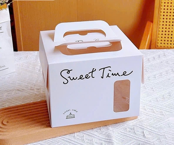 Set 50 hộp giấy cửa sổ- SWEET TIME chữ đen mảnh16x16x15cm (KÈM ĐẾ).