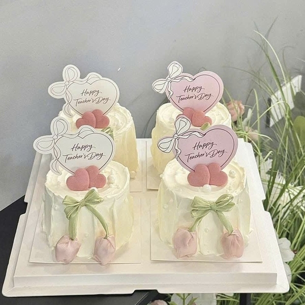 Set 50 bảng giấy Happy teacher's day - hình trái tim nơ mix 2 màu trắng và hồng.
