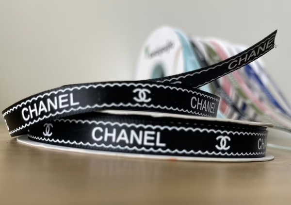 Ruybang CHANEL 1CM, 35m - ĐEN (CHỮ TRẮNG, VIỀN TRẮNG).