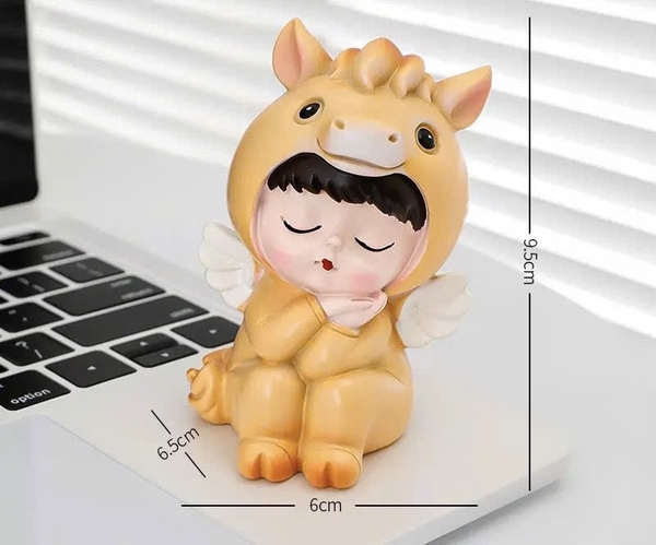 Tượng sứ -bé NGỰA vàng (Tay chạm má).