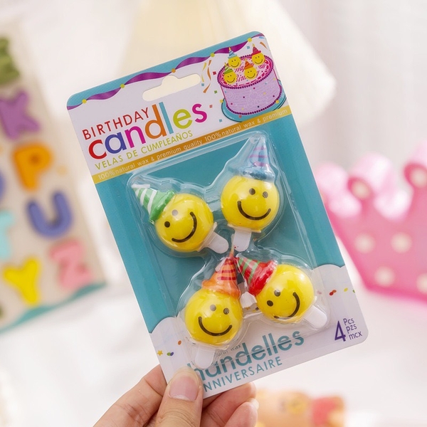 Vỉ 4 nến mặt cười đội mũ.