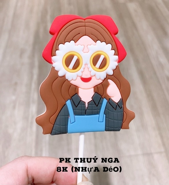 TUONG-Cô gái đeo kính hoa (nhựa dẻo).T13