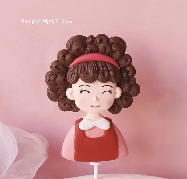 Tượng silicon-mẹ áo đỏ tóc xoăn.