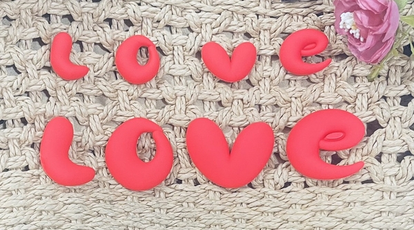 Chữ silicon-LOVE đỏ (size TO 4cm).