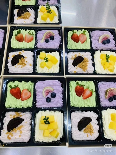 Set 10 hộp 4 ngăn có khay nhựa (vỏ màu trắng) size 18cm x 18cm x 6cm.