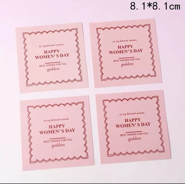 Set 50 bảng giấy vuông HAPPY WOMEN'S DAY kt 8cmx8cm-MÀU HỒNG.