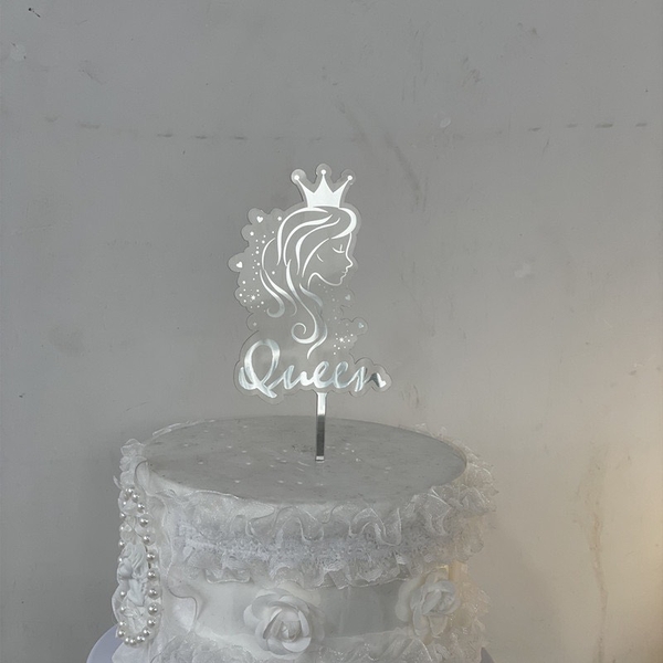 Mica cô gái đội vương miện và chữ queen -BẠC.