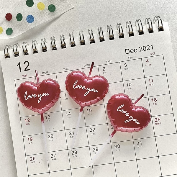 Vỉ nến 3 trái tim đỏ có chữ love you.