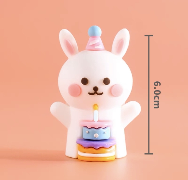 Tượng THỎ trắng đội mũ và bánh (nhựa).