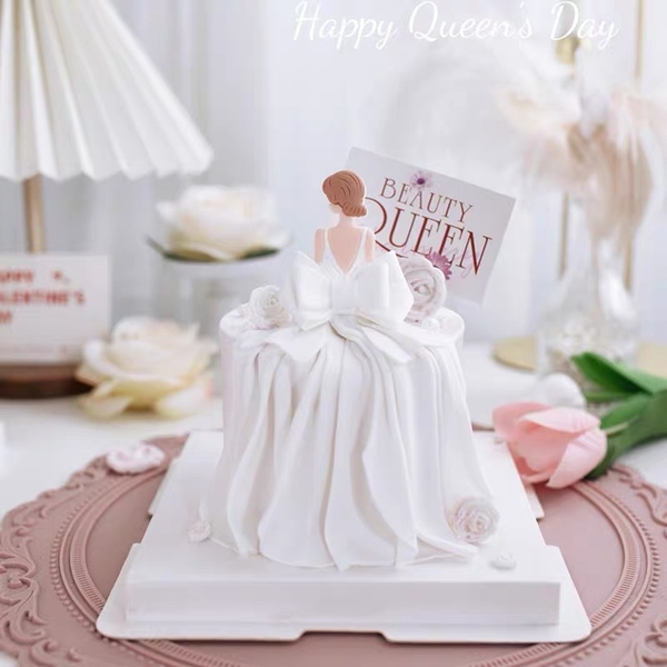 Cô gái váy trắng quay lưng (nhựa dẻo).