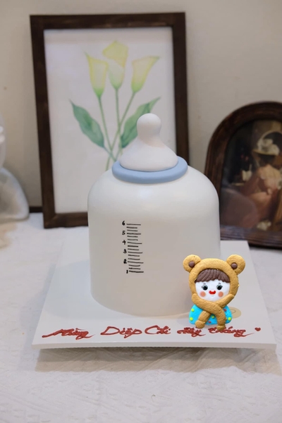 Tượng silicon-bé trai áo xanh quàng khăn.