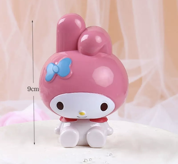 Tượng nhựa mèo Melody tai thỏ.