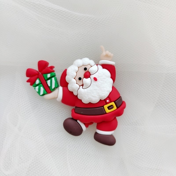 Tượng nhựa dẻo-Ông già noel cầm hộp quà nhảy nhót.
