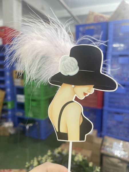 Cô gái váy đen đội mũ (cài lông điểm HỒNG).