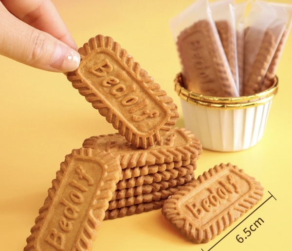 Bánh Quy hình chữ nhật màu vàng nâu vị Caramel (gói 152gam) (in chữ Bedolf).