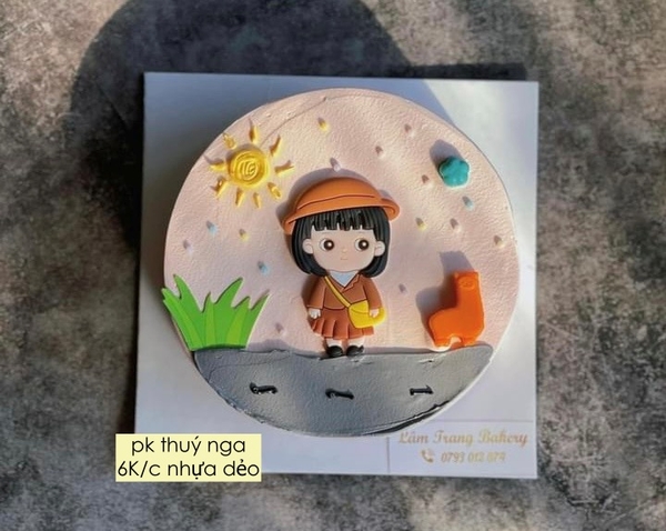 TUONG-Bé gái đội mũ đeo túi nhựa dẻo.T73