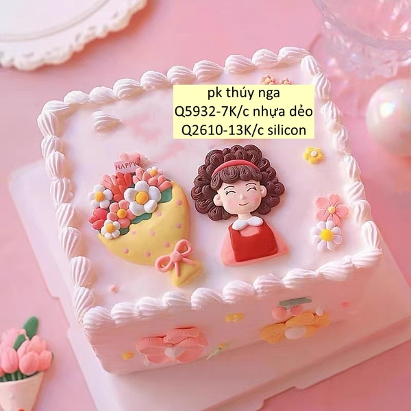 Tượng nhựa dẻo- mẹ áo đỏ tóc xoăn.
