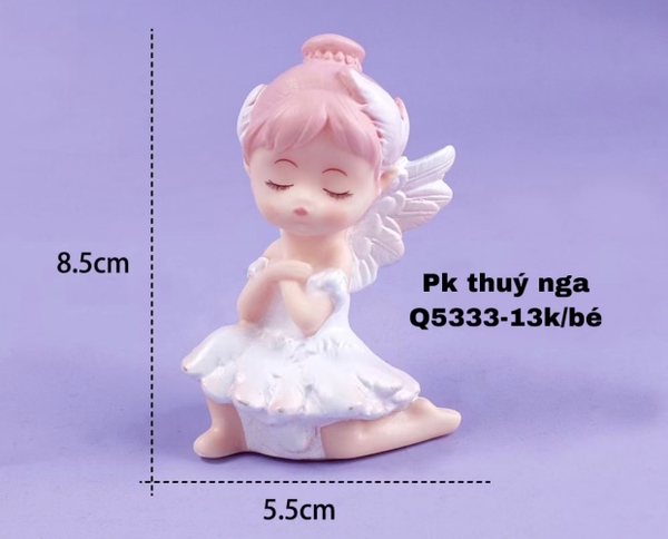 TUONG-Em bé bale váy trắng duỗi chân.