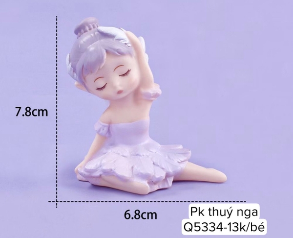 TUONG-Em bé bale váy tím nhạt.